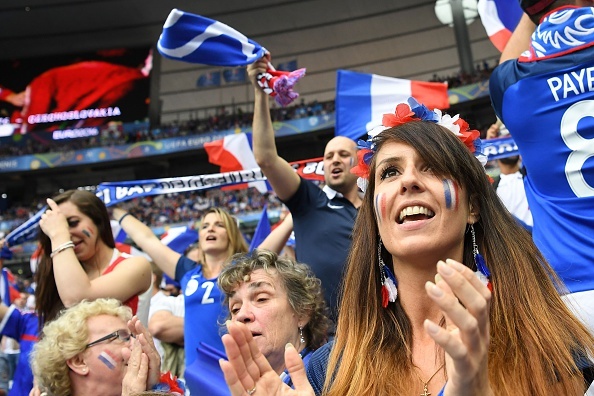 Cổ động viên xinh đẹp trận khai mạc Euro ảnh 7 Co dong vien xinh dep tran khai mac Euro anh 7