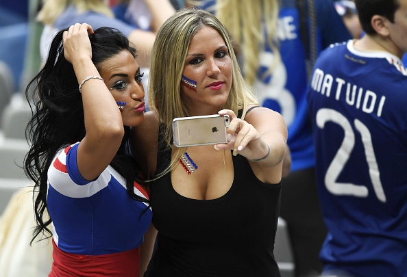 Cổ động viên xinh đẹp trận khai mạc Euro ảnh 5 Co dong vien xinh dep tran khai mac Euro anh 5