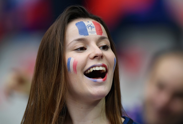 Cổ động viên xinh đẹp trận khai mạc Euro ảnh 1 Co dong vien xinh dep tran khai mac Euro anh 1