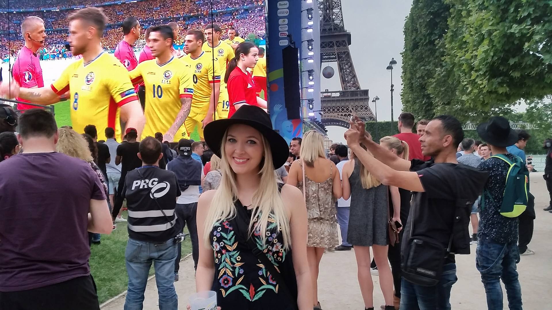 Cổ động viên xinh đẹp trận khai mạc Euro ảnh 8 Co dong vien xinh dep tran khai mac Euro anh 8