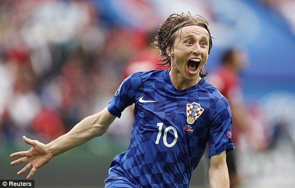 Sieu pham sut xa giup Modric di vao lich su hinh anh