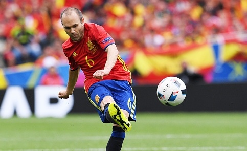 Thoi gian cham lai khi bong den chan Iniesta hinh anh