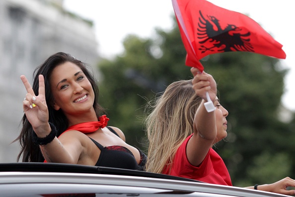 fan Albania khoe nguc anh 8