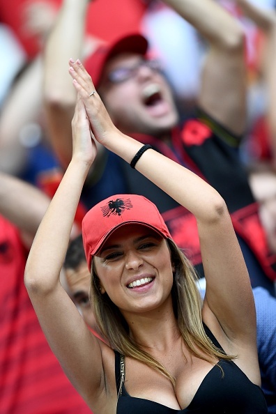 fan Albania khoe nguc anh 6