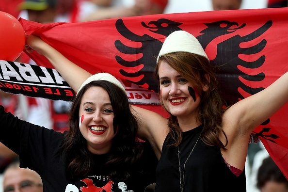 fan Albania khoe nguc anh 10