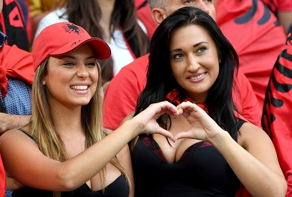 fan Albania khoe nguc anh 3