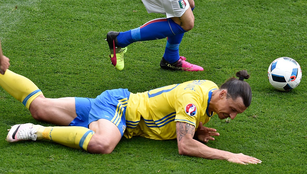 Ibrahimovic quy goi trong that vong tot cung hinh anh