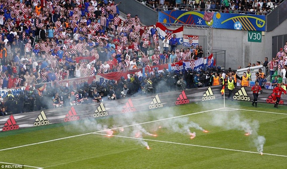 CĐV Croatia đốt pháo sáng ảnh 1 CDV Croatia dot phao sang anh 1