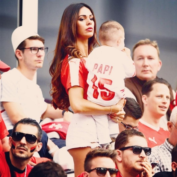 Choáng ngợp trước vòng 1 rực lửa của WAGs Thụy Sĩ ảnh 4 Choang ngop truoc vong 1 ruc lua cua WAGs Thuy Si anh 4