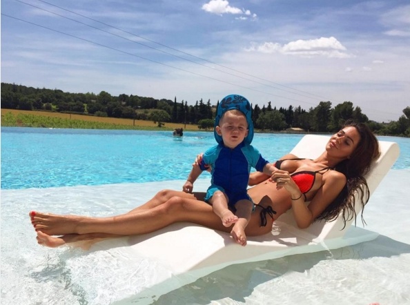 Choáng ngợp trước vòng 1 rực lửa của WAGs Thụy Sĩ ảnh 7 Choang ngop truoc vong 1 ruc lua cua WAGs Thuy Si anh 7