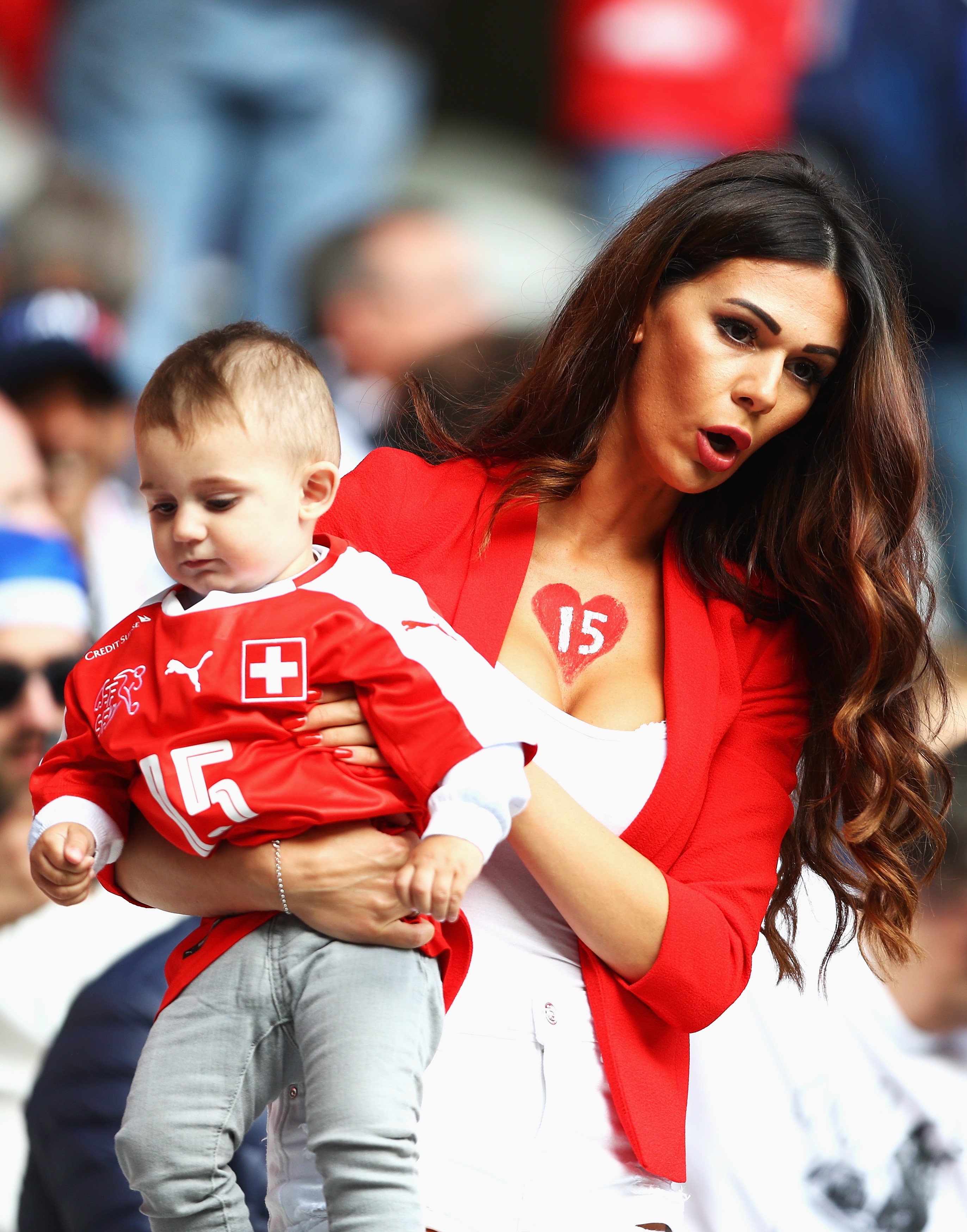 Choáng ngợp trước vòng 1 rực lửa của WAGs Thụy Sĩ ảnh 1 Choang ngop truoc vong 1 ruc lua cua WAGs Thuy Si anh 1