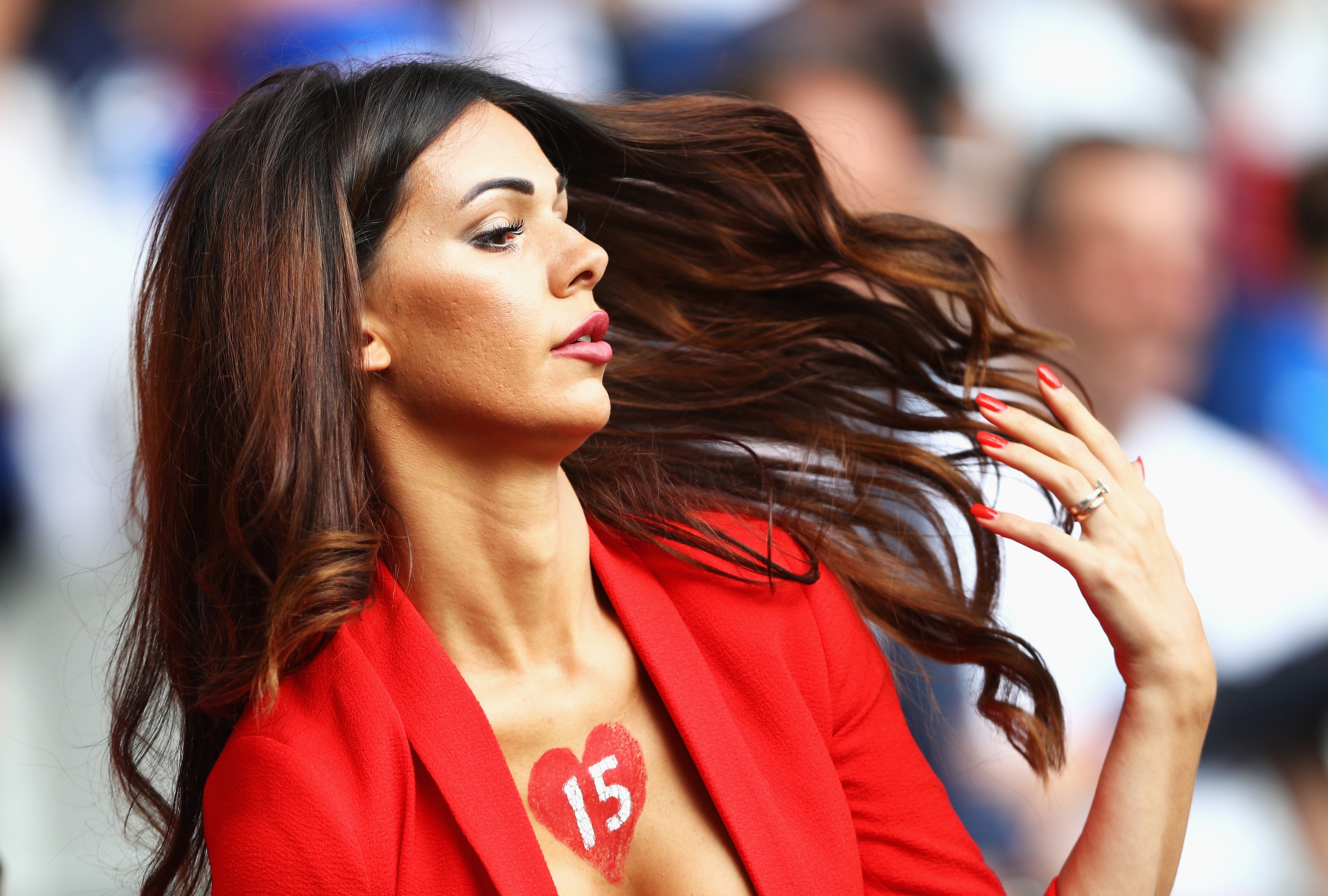 Choang ngop truoc vong 1 goi cam cua WAGs Thuy Si hinh anh