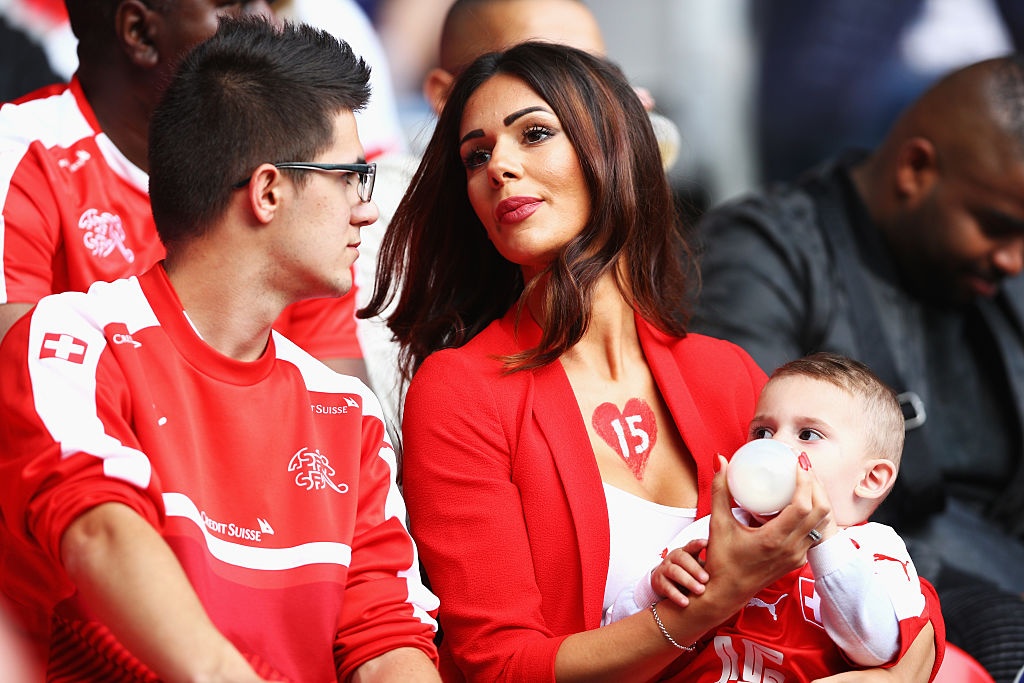 Choáng ngợp trước vòng 1 rực lửa của WAGs Thụy Sĩ ảnh 2 Choang ngop truoc vong 1 ruc lua cua WAGs Thuy Si anh 2