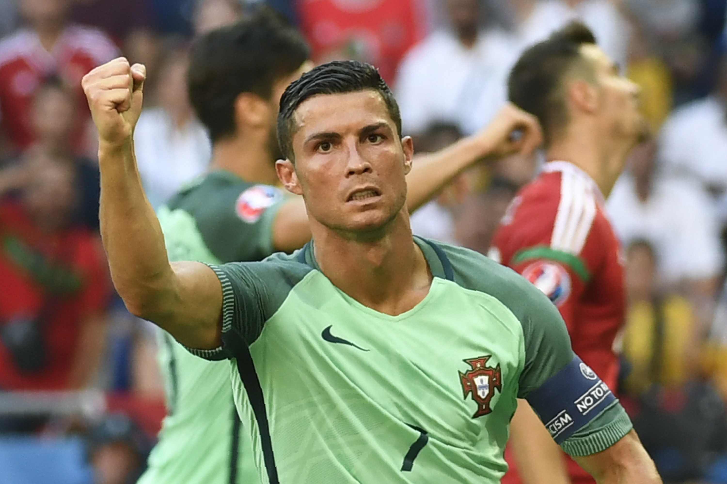Nho Ronaldo, Euro 2016 da duoc cuu vot hinh anh