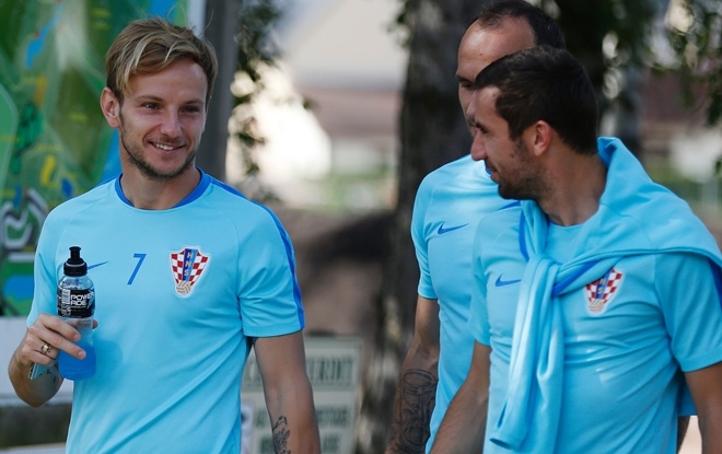 Rakitic khieu khich Ronaldo truoc gio thu hung hinh anh