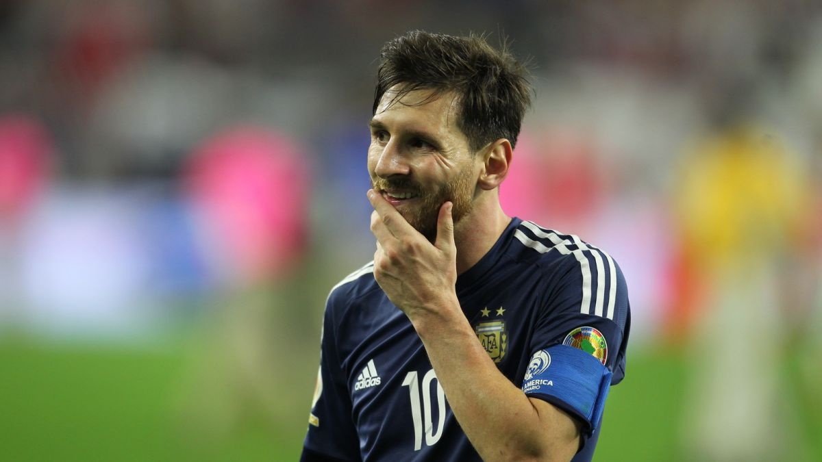 Messi gia tu su nghiep quoc te o tuyen Argentina hinh anh