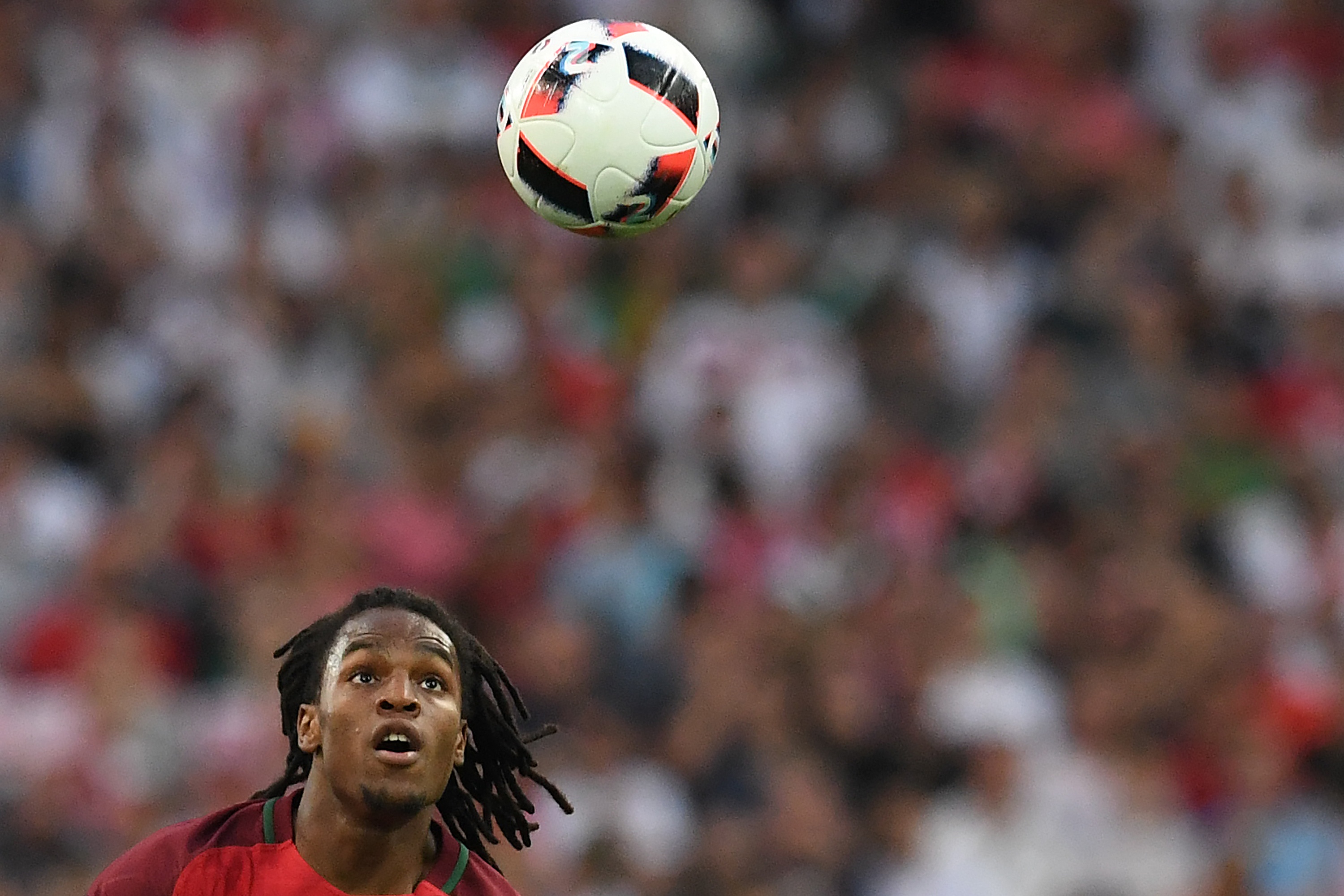 Renato Sanches pha hai ky luc tai Euro 2016 hinh anh