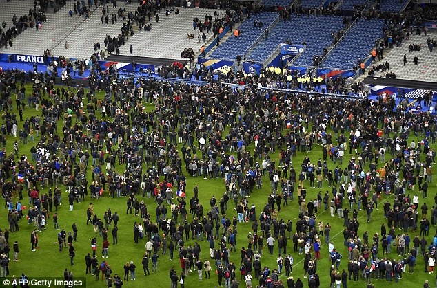 No lon ben ngoai san van dong truoc tran Phap vs Iceland hinh anh