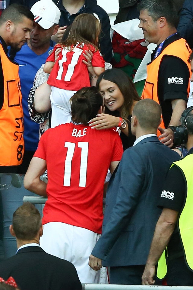 Ronaldo dang ghen ty voi Bale anh 10