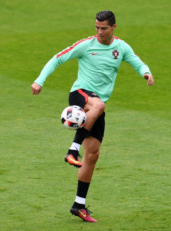 Ronaldo dang ghen ty voi Bale anh 1