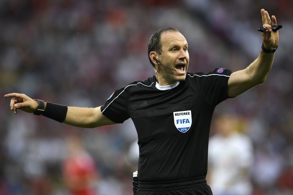 Trong tai Jonas Eriksson - Trieu phu thu thiet hinh anh