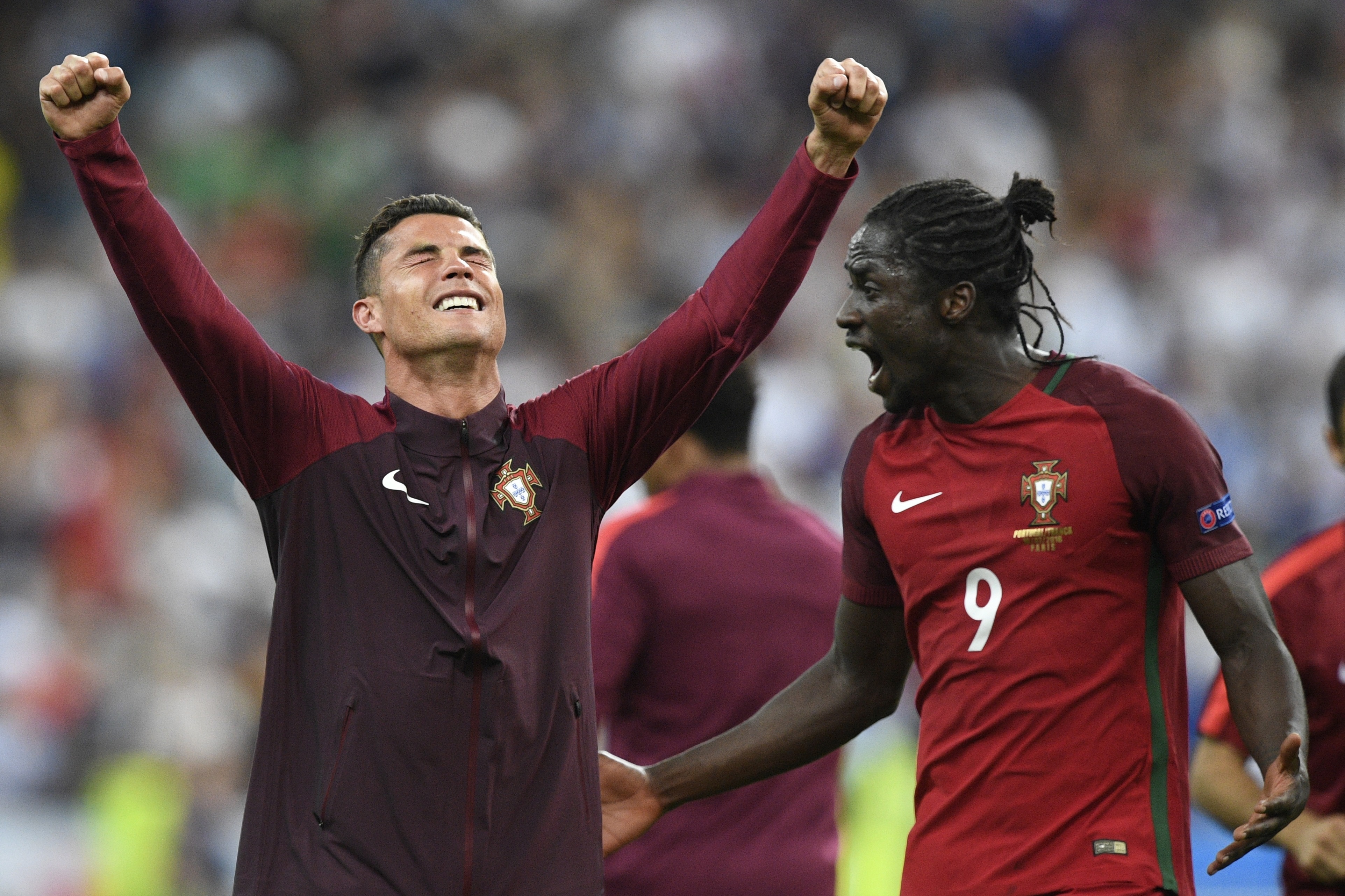 Tien thuong vo dich Euro khong bang luong tuan cua Ronaldo hinh anh