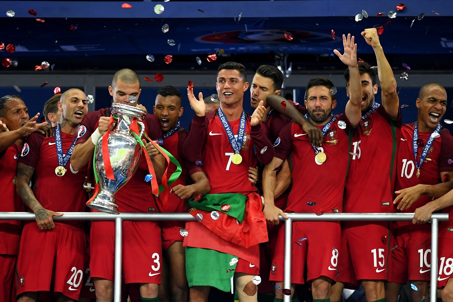 Euro 2016: Ky di, pha dop va nha vo dich khong giong ai hinh anh