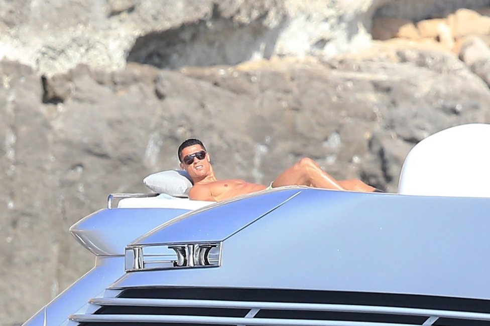 Ronaldo di nghi mat anh 2