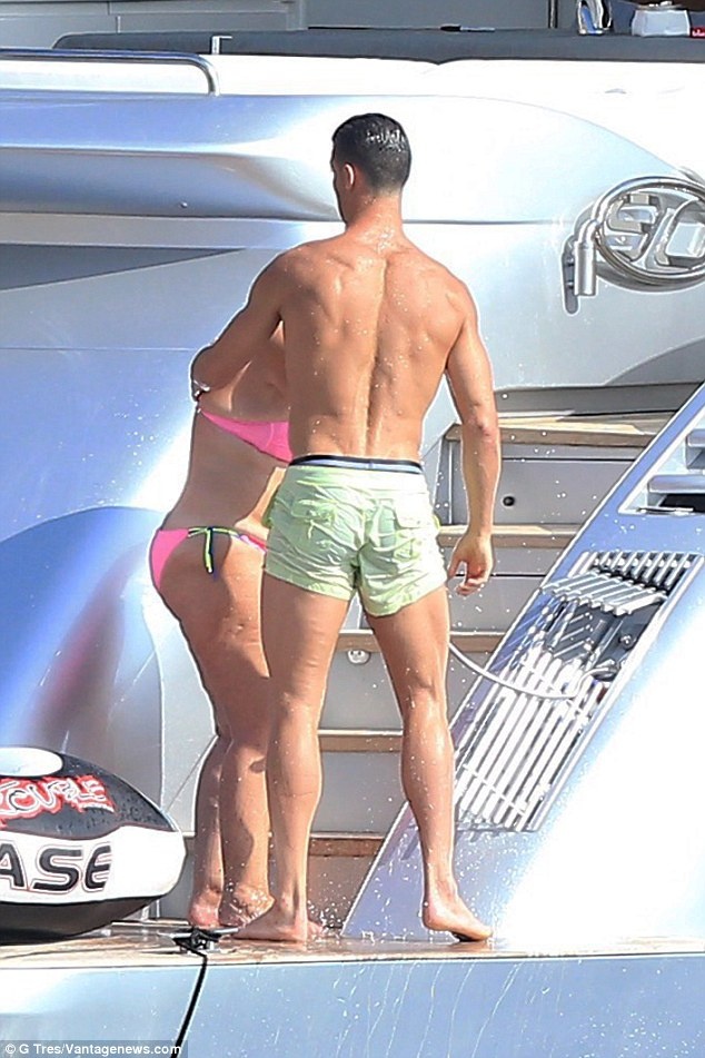 Ronaldo di nghi mat anh 6