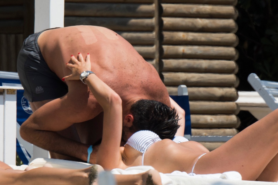 Buffon tinh tu ben ban gai boc lua hinh anh