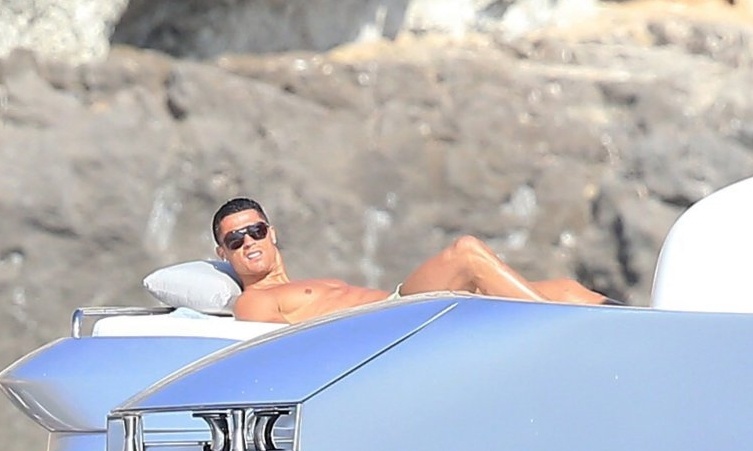 Ronaldo thue du thuyen sieu sang di nghi cung gia dinh hinh anh