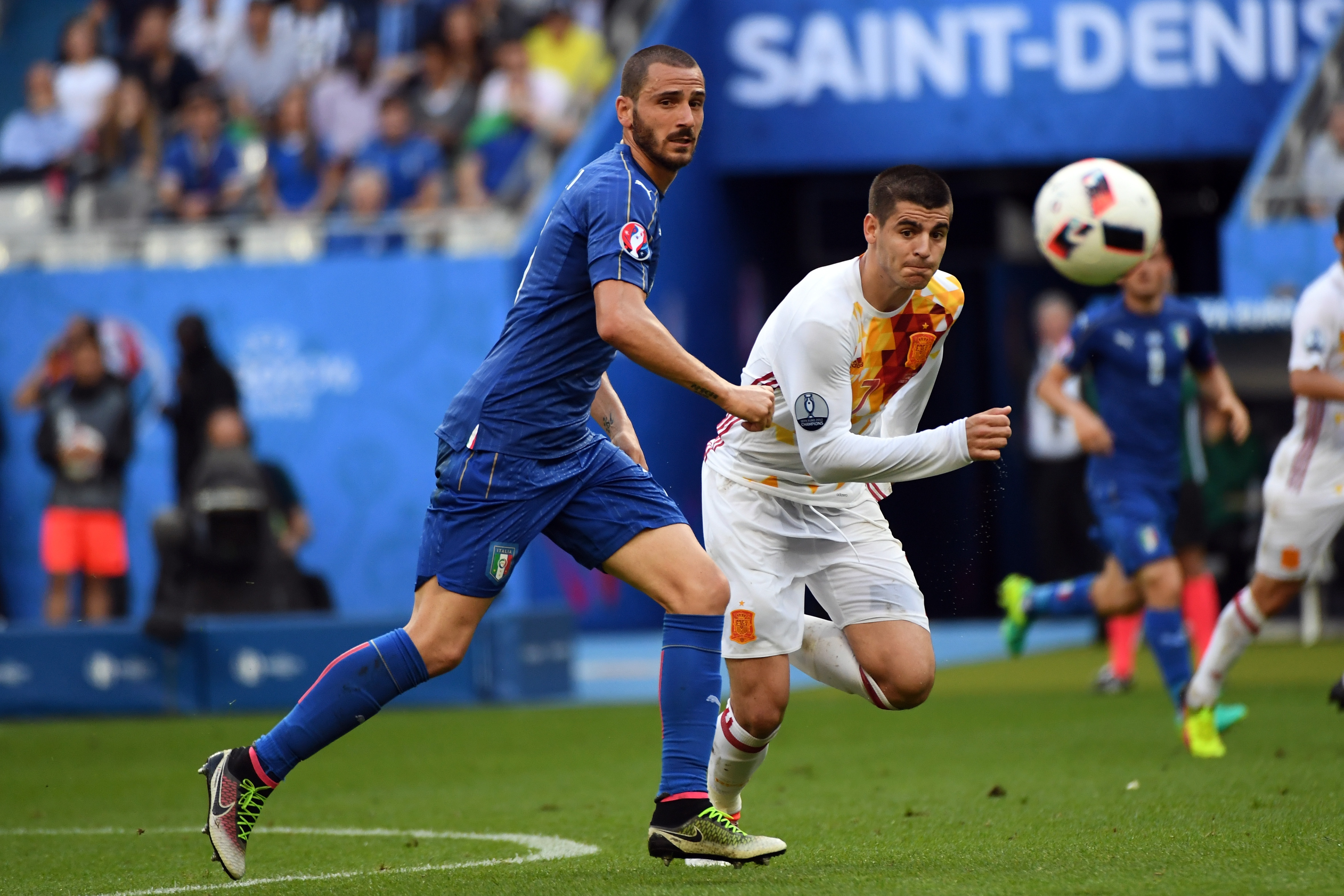 Real va Barca dua nhau don tien dao anh 1