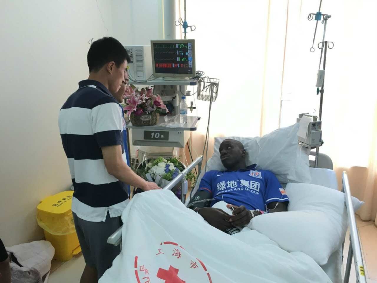 Demba Ba tha thứ cho người làm gãy chân mình ảnh 2 Demba Ba tha thu cho nguoi lam gay chan minh anh 2