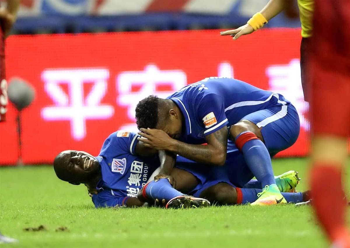 Demba Ba tha thu cho nguoi lam gay chan minh hinh anh