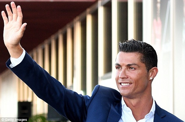 Ronaldo banh bao khai truong chuoi khach san moi anh 1