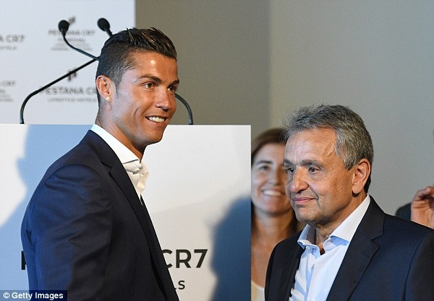 Ronaldo banh bao khai truong chuoi khach san moi anh 2