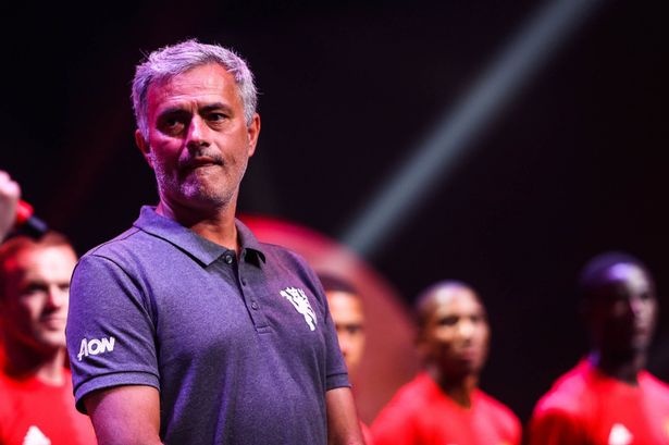 May bay cho sao MU bi 'lac' o Trung Quoc hinh anh