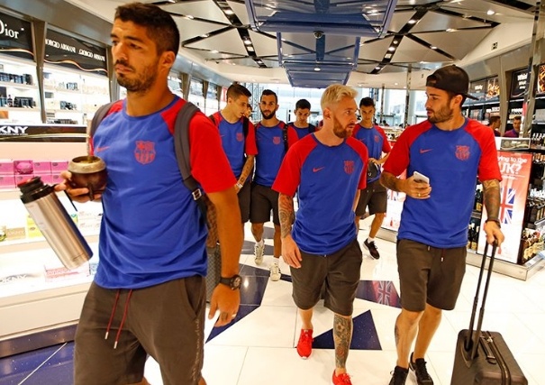 Messi toc bach kim dan dau luc luong Barca toi Anh anh 4