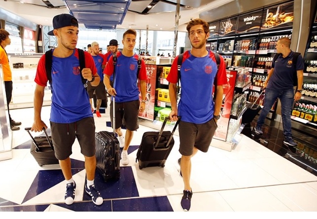 Messi toc bach kim dan dau luc luong Barca toi Anh anh 5