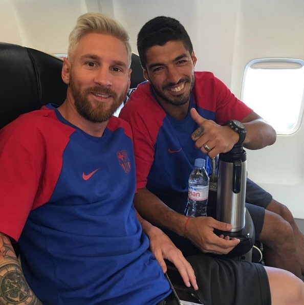 Messi toc bach kim dan dau luc luong Barca toi Anh anh 2