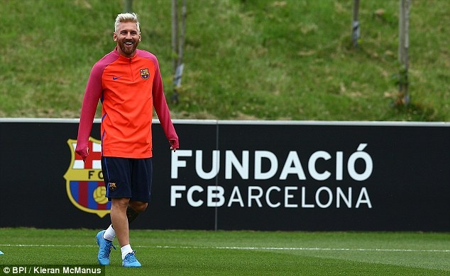 Messi dien thoi trang sac so trong buoi tap anh 11