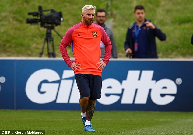 Messi dien thoi trang sac so trong buoi tap anh 10