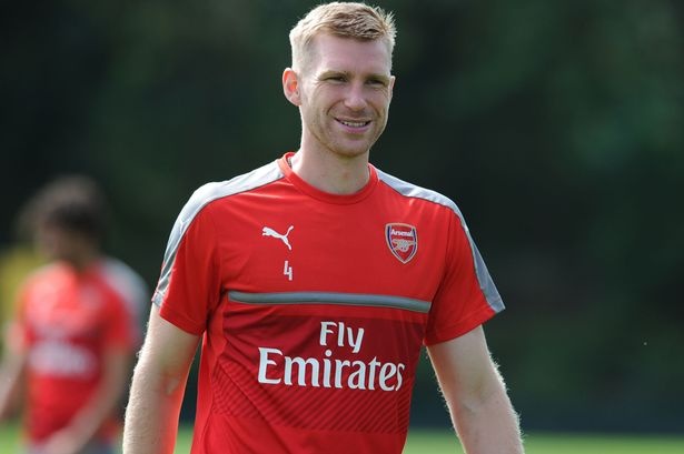 Mertesacker vuong loi nguyen thu quan Arsenal hinh anh