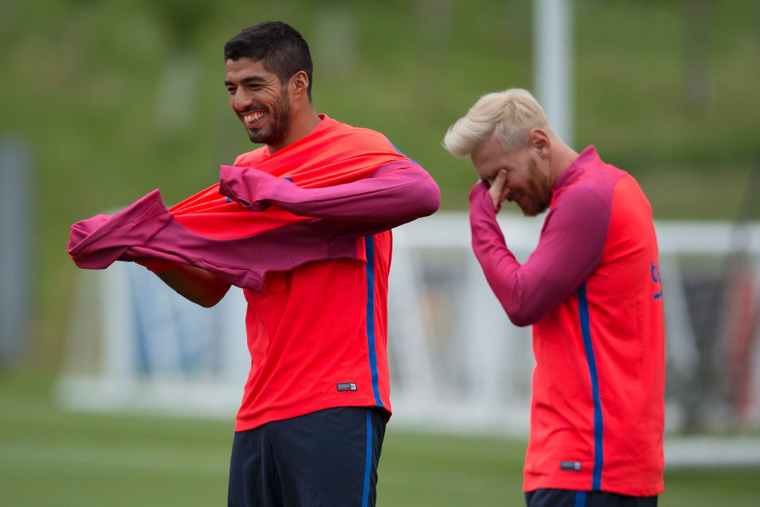 Messi dien thoi trang sac so trong buoi tap anh 6