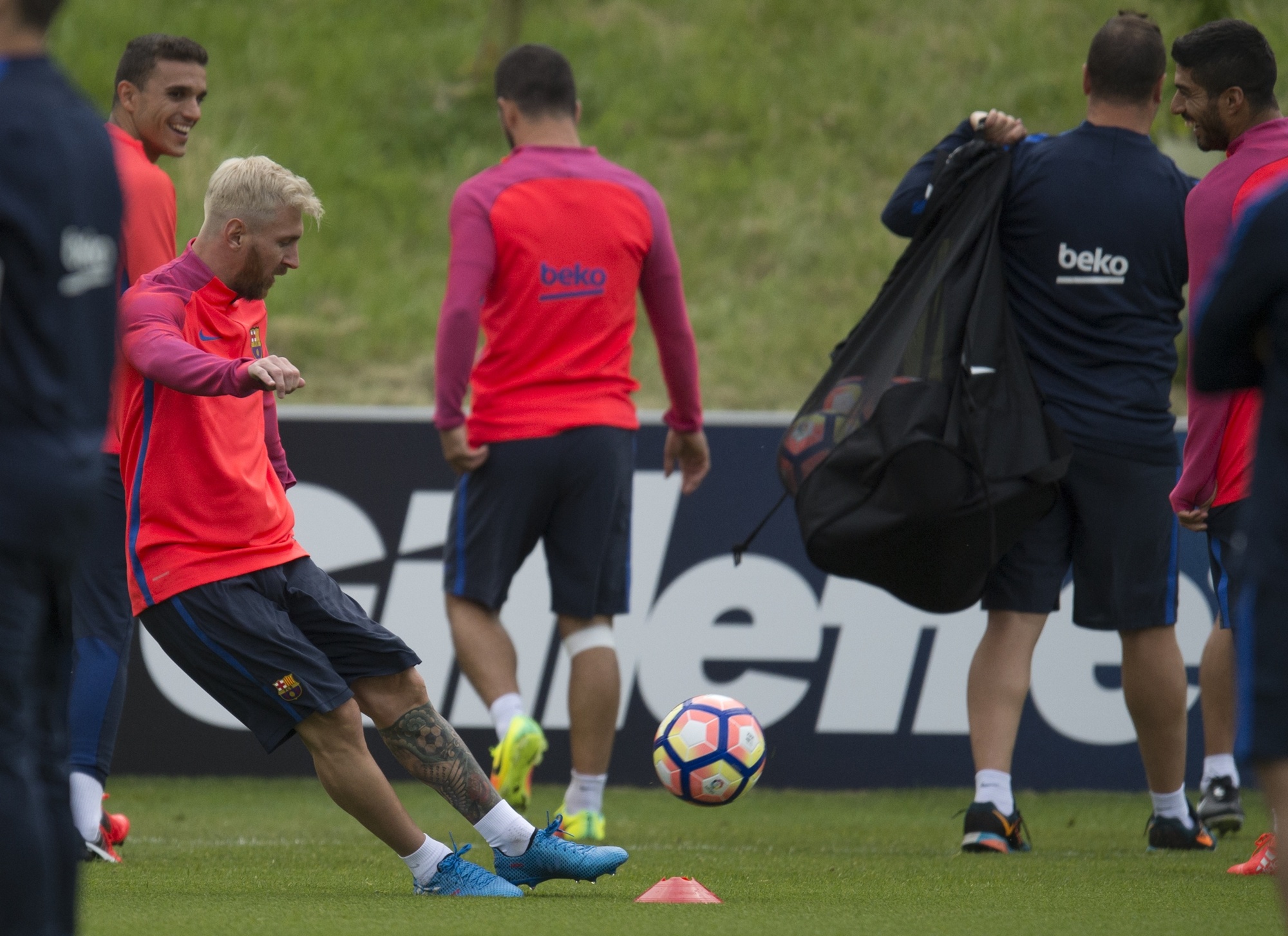 Messi dien thoi trang sac so trong buoi tap anh 3