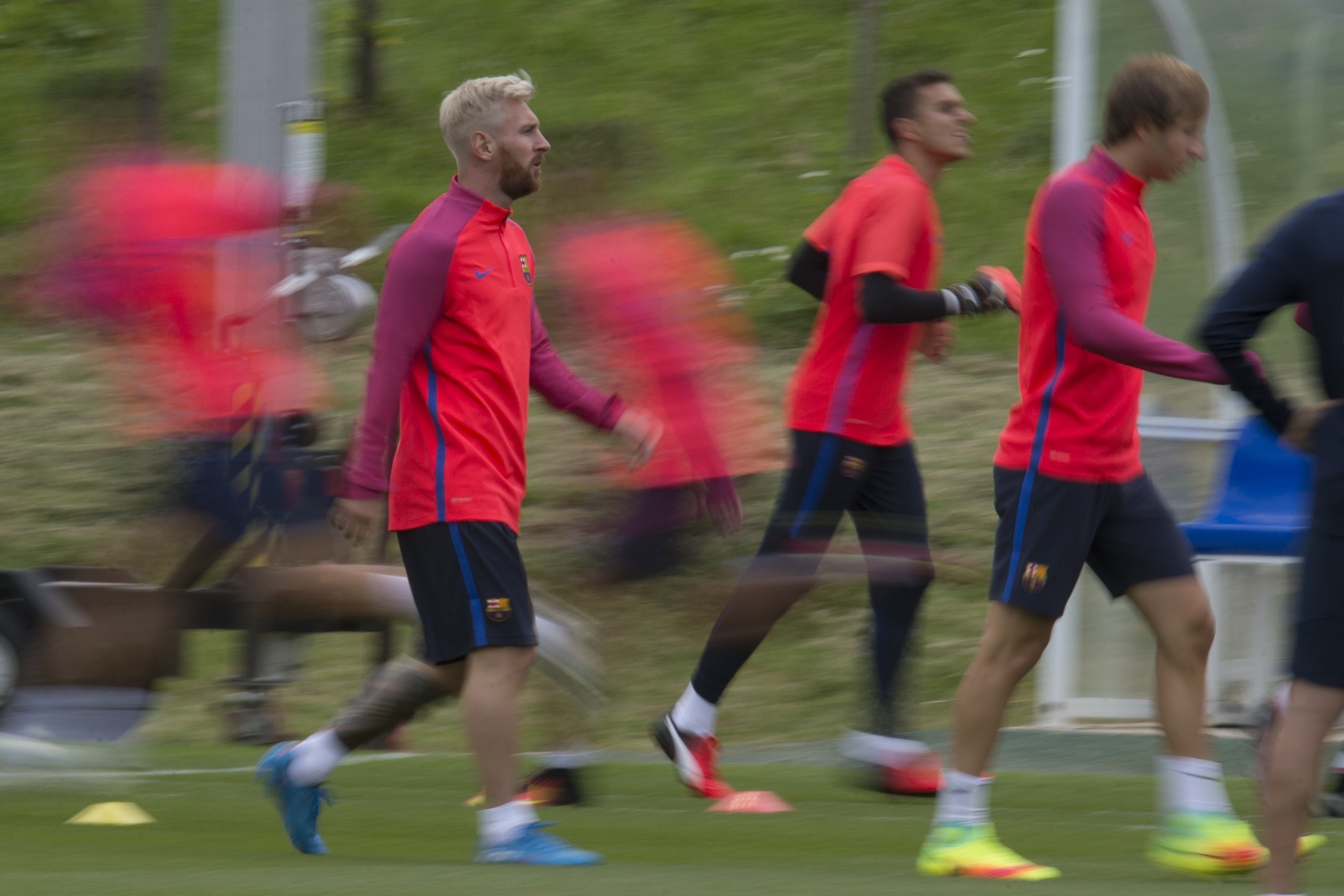 Messi dien thoi trang sac so trong buoi tap anh 2