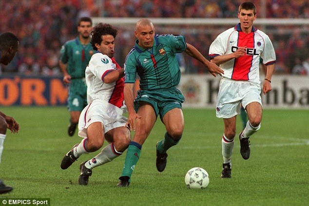 20 nam truoc,  mot Ronaldo huyen thoai den voi Barca anh 15