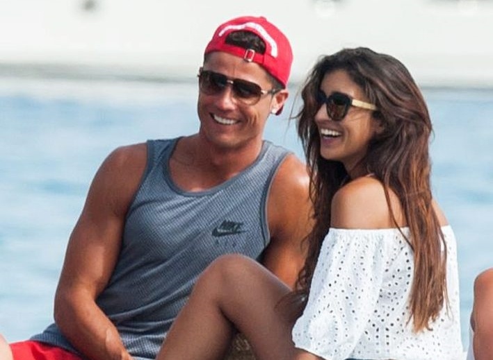 Ronaldo than mat voi bong hong bi an hinh anh