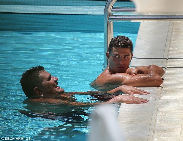 Can canh co the hoan hao va san chac cua Ronaldo anh 6