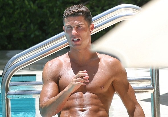 Can canh co the hoan hao va san chac cua Ronaldo hinh anh